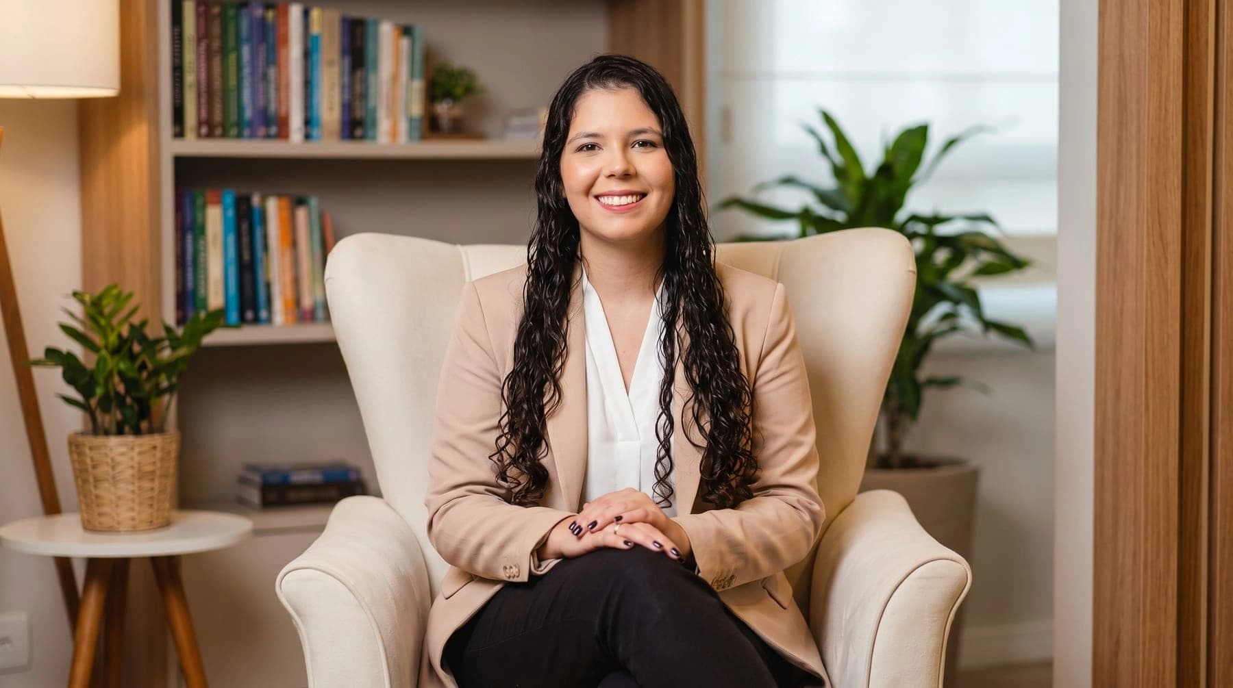 Psicóloga em Campo Grande Ana Júlia Martins de Almeida em ambiente de atendimento acolhedor